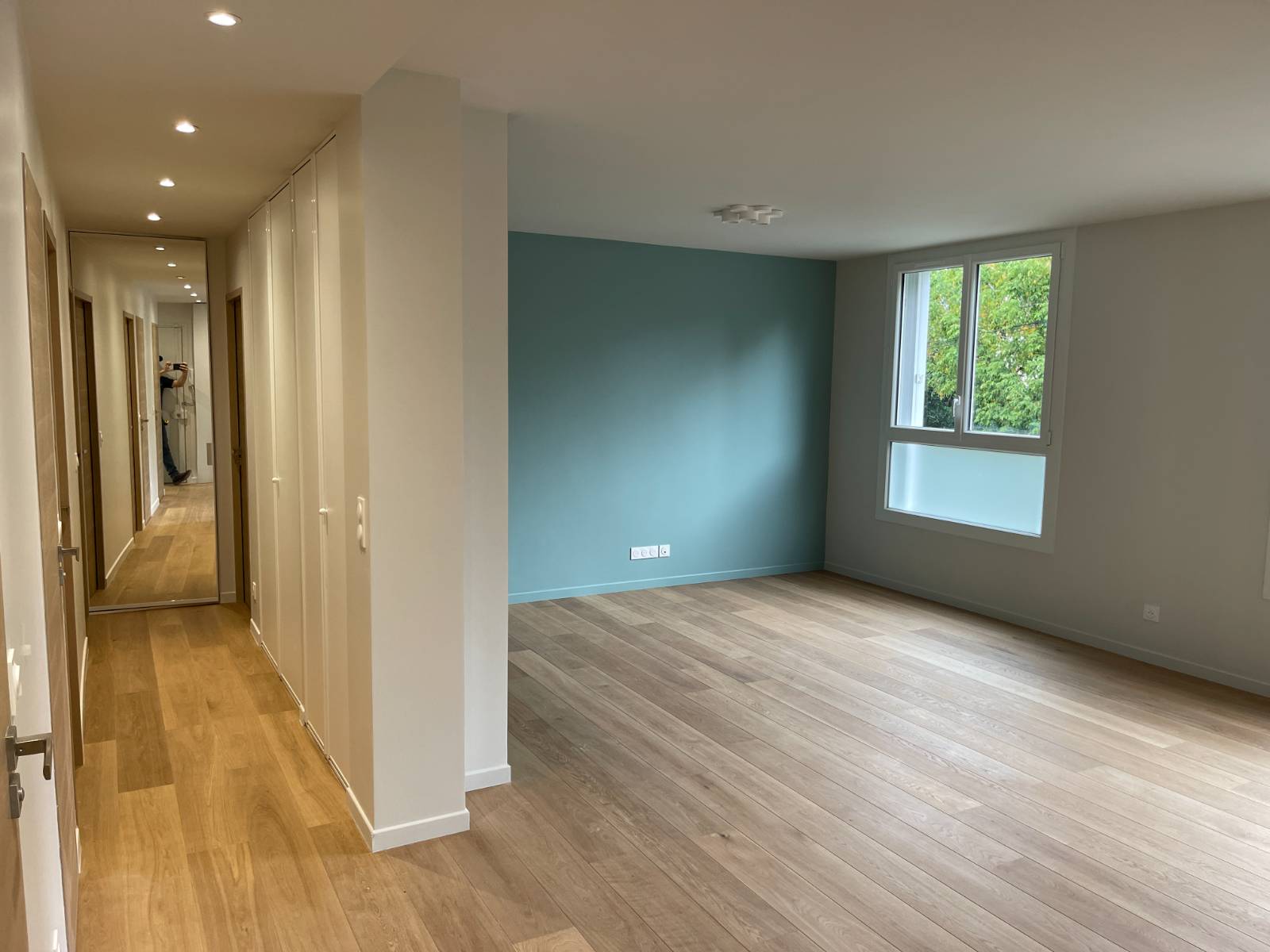 Rénovation complète d’un appartement haussmannien à Paris : espaces de vie, cuisine & sdb sur-mesure