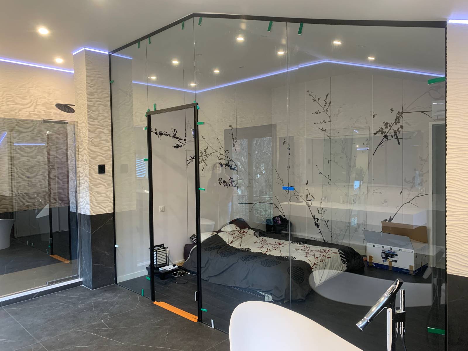 Rénovation loft à Choisy-le-Roi : création mezzanine et verrière, cuisine noire sur‐mesure, carrelage grand format et salle de bains panoramique