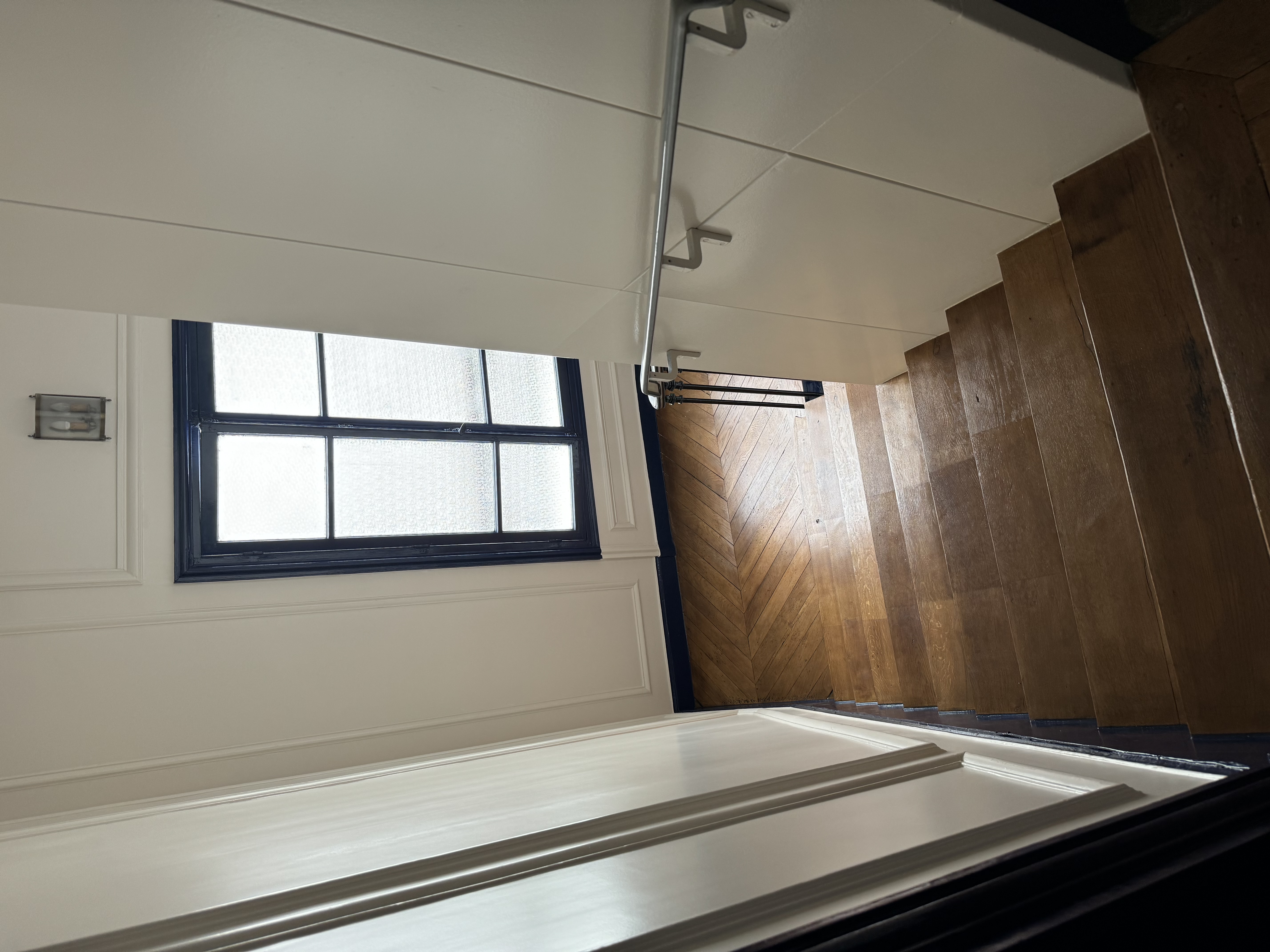 Rénovation d’un escalier haussmannien : parquet & peinture